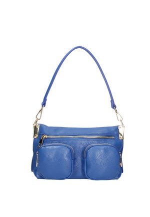 Sac à main en cuir bleu avec une seule sangle d'épaule, deux poches zippées à l'avant et une fermeture éclair supérieure sur un fond blanc.
