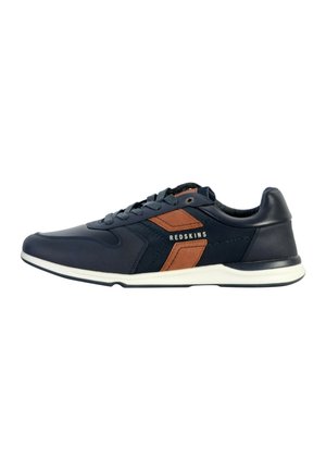 Baskets bleu marine avec dessus en cuir et tissu, accents orange et semelle blanche. Présente un système de laçage et un logo sur le côté.
