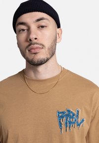 Redefined Rebel UNISEX TOBIAS - Majica kratkih rukava s printom - dijon