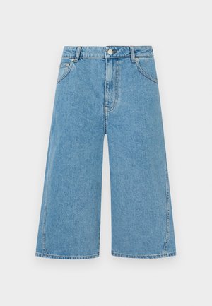 Shorts en denim bleu moyen longueur genou avec fermeture à bouton et zipper, passants de ceinture, et poches avant sur un fond uni.