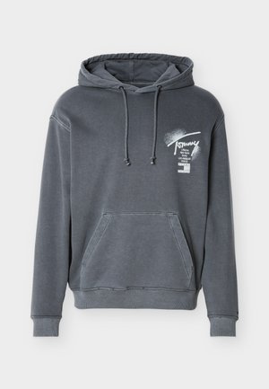 Dunkelgrauer Hoodie mit Fronttasche, Kordelzügen und weißem, aufgedrucktem Logo mit Städtenamen auf der linken oberen Brust.