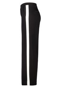 Pantalons noirs avec une rayure verticale blanche sur le côté extérieur, fabriqués dans un tissu lisse, dotés de poches latérales et d'une taille ajustée.