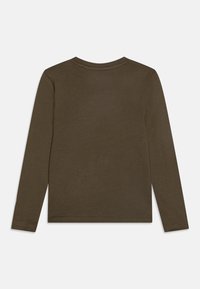 Dlouhý rukáv, olivově zelená košile vyrobená z měkké tkaniny. Má kulatý výstřih a rovný lem. Minimalistický design, žádné viditelné vzory ani akcenty.
