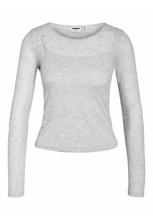 Camiseta de manga larga gris con textura acanalada, cuello redondo y diseño ajustado. Tejido ligero, estilo casual y costuras mínimas.