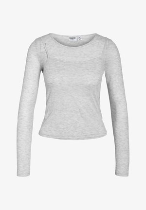 Camiseta de manga larga gris con textura acanalada, cuello redondo y diseño ajustado. Tejido ligero, estilo casual y costuras mínimas.