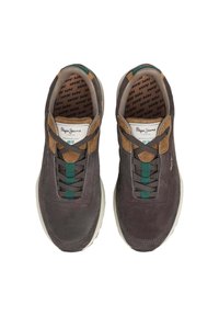 Sneaker in suede grigio con dettagli in suede marrone, lacci verdi e suola in gomma. Presenta una linguetta imbottita e cuciture a contrasto.