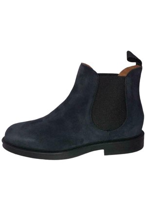 Stivale Chelsea in suede nero con pannelli elastici laterali, suola piatta in gomma e linguetta sul retro. Texture morbida, design elegante.