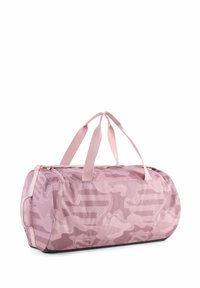 Ροζ τσάντα duffel με μοτίβο καμουφλάζ, διπλές χειρολαβές στην κορυφή και κλείσιμο με φερμουάρ, τοποθετημένη σε γωνία για να φαίνονται οι πλευρικές και οι μπροστινές λεπτομέρειες.