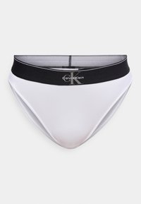 Άσπρο εσώρουχο στυλ μπικίνι με φαρδύ μαύρο ζωνάρι στη μέση που φέρει το λογότυπο Calvin Klein σε λευκό και γκρι.