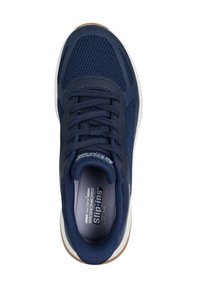 Scarpa sportiva in mesh blu con suola ammortizzata, punta rotonda e design con lacci. Presenta un'etichetta per indossarla facilmente e una suola in gomma texturizzata.
