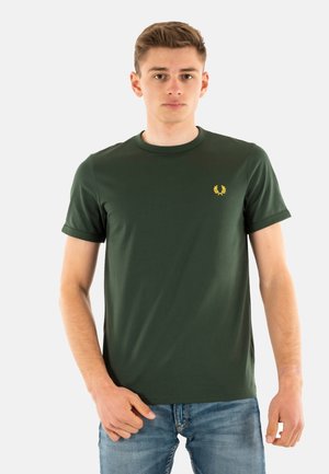 Camiseta verde de manga corta hecha de algodón, con un cuello redondo y un pequeño logo amarillo en el lado izquierdo del pecho. Textura suave.