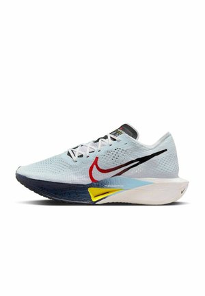 Lichte hardloopschoen met witte mesh bovenkant, rode en zwarte Nike-logo's, en een meerkleurige gewatteerde zool met blauwe en gele accenten.