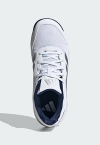 Weißer Sportschuh mit strukturiertem Mesh-Obermaterial, Schnürverschluss, marineblauen Akzenten und gebrandeter Zunge, mit abgerundeter Zehenpartie und strapazierfähiger Sohle.