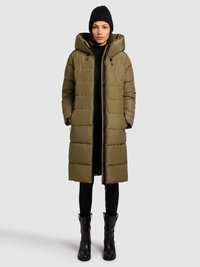 Oliiviroheline kapuutsiga lehmakas mantel, millel on ees tõmblukk, tikitud muster ja küljetaskud, ühendatud mustade retuuside ja saapadega.