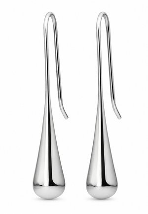 Paire de boucles d’oreilles pendantes en argent poli, avec de longs crochets incurvés et des pendentifs arrondis et effilés, sur fond blanc.