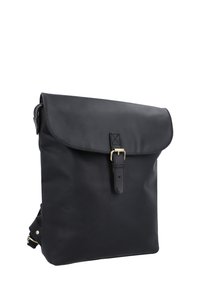 La borsa a tracolla nera in pelle presenta una chiusura a patta con fibbia e cerniera, texture liscia, bordi dritti e tracolla regolabile.