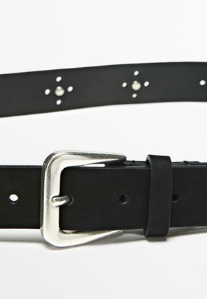 Ceinture en cuir noir avec une boucle rectangulaire en métal argenté. Elle comporte cinq trous avec des rivets argentés et une texture lisse.