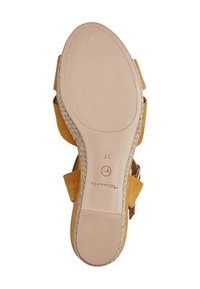 Sandalia de ante amarilla con punta abierta, hebilla ajustable y detalle de yute trenzado en la suela. Plantilla de color beige suave con branding.
