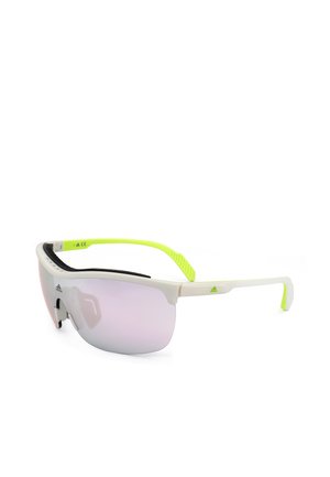 Occhiali da sole sportivi con montatura bianca, lenti viola chiaro e terminali e aste giallo neon, mostrati su sfondo bianco.