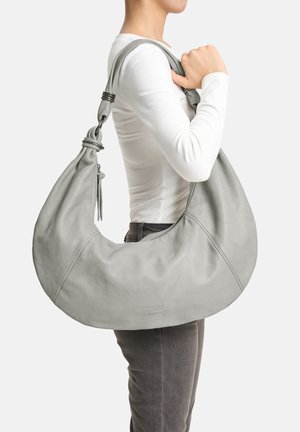 Sac à bandoulière en cuir gris de forme croissante, texture lisse, détails de sangle nouée et surpiqûres contrastantes. Fermeture éclair incluse.