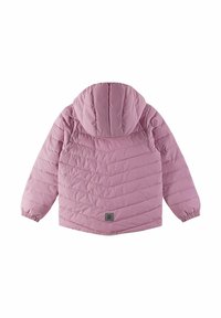 Giacca a vento rosa con cappuccio, caratterizzata da un design a righe orizzontali, polsini elasticizzati e un piccolo logo vicino all'orlo.
