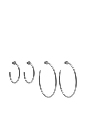 Dve pari srebrnih obročastih uhanov različnih velikosti. Krožni dizajn z gladko, polirano teksturo in varnim zaponkam na sponko.