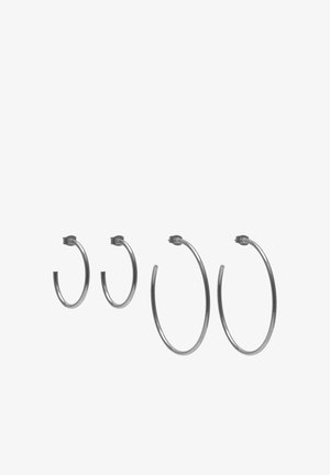 Două perechi de cercei în formă de buclă, de dimensiuni diferite. Design circular cu o textură netedă și lucioasă și închizători solide cu clips.