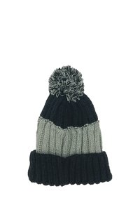 Berretto di maglia con una combinazione di colori blu scuro, caratterizzato da una striscia orizzontale grigia chiara e un pom pom in cima. Texture a coste in tutto il berretto.