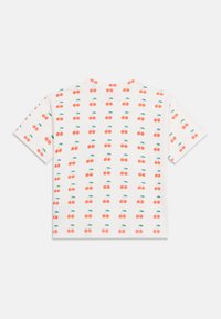 Λευκό T-shirt με κοντό μανίκι και ολόκληρο σχέδιο με μικρά ζευγάρια κόκκινων κερασιών με πράσινους μίσχους και φύλλα.