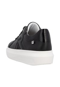 Baskets en cuir noir avec une finition texturée et une semelle en caoutchouc blanche. Présentent un embout lisse et un détail de logo près du talon.