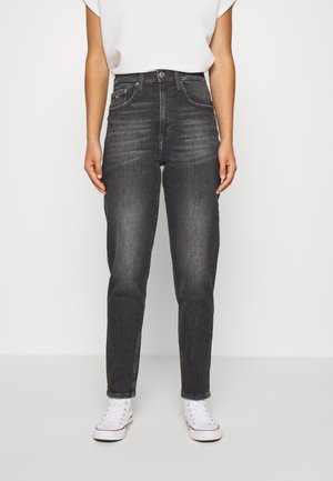 Hoge taille zwarte jeans met een vervaagde textuur, rechte pijpdesign en vijfzakstijl, gecombineerd met witte sneakers.