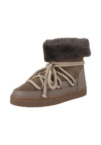 Botines de tobillo marrón claro con parte superior de ante, cuello gris suave y cordones gruesos beige. Suela de goma texturizada con relieve.