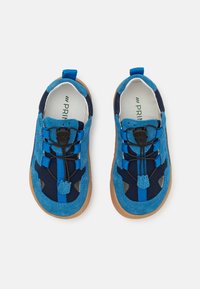 Blaue und marinefarbene Sneakers aus Mischmaterial mit Gummisohle, elastischen Schnürsenkeln und verstärkten Zehenkappen; ausgestattet mit gepolsterten Einlegesohlen und Zuglaschen.