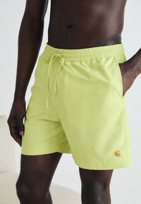 Carhartt WIP CHASE SWIM TRUNKS - Shorts da mare - arctic lime/gold
