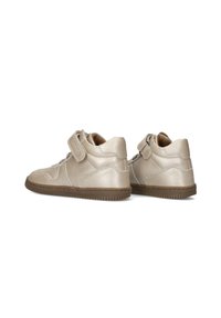 Metalen gouden leren high-top schoenen met klittenbandsluiting, textuur oppervlak, ronde neus en rubberen zool. Achteraanzicht toont stikdetails.