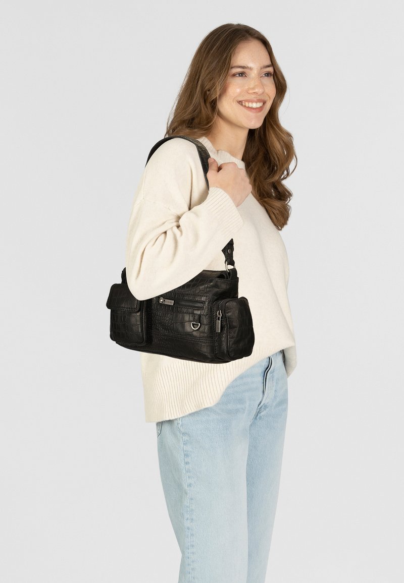  Sac à main en simili cuir noir avec un motif crocodile texturé, doté de plusieurs poches zippées et d'une bandoulière ajustable.