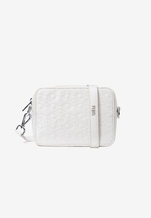 Hvid rektangulær crossbody taske med præget geometrisk mønster, sølv lynlås og aftagelig rem med mærkenavnet "Peous".