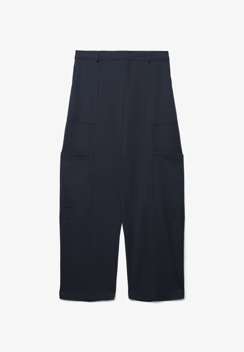 Marineblaue Cargo-Hosen aus leichtem Stoff, mit großen Seitentaschen, geradem Schnitt und einer Länge bis zur Mitte der Waden.