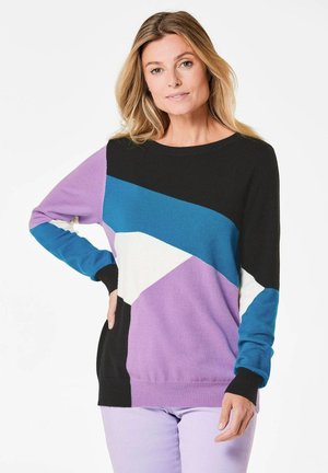 Multikleurige trui met geometrische patronen in zwart, paars, teal en wit. Zachte textuur met een klassieke ronde halslijn en lange mouwen.