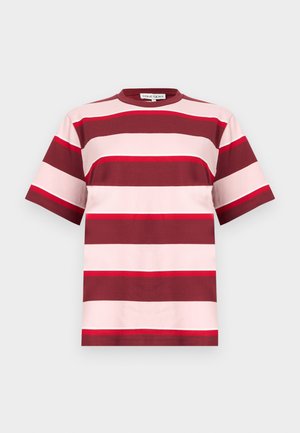 Tricou din bumbac cu mâneci scurte, cu dungi orizontale late în burgund, roz, roșu și alb pe un fundal simplu.