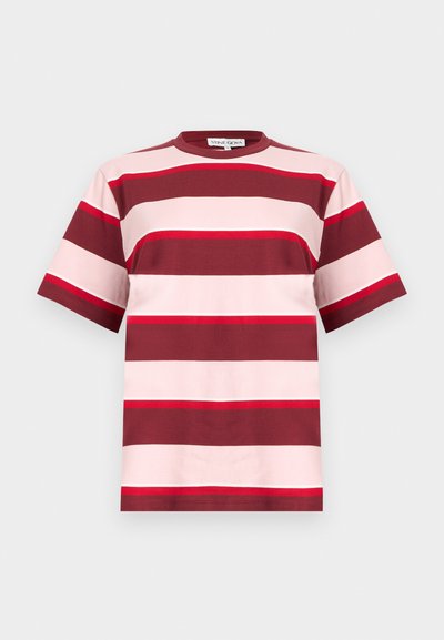 Bawełniany T-shirt z krótkim rękawem w szerokie poziome paski w kolorach bordowym, różowym, czerwonym i białym na jednolitym tle.