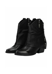 Botas de tobillo de cuero negro con un diseño arrugado, puntera puntiaguda y un tacón bajo de bloque. Presentan tachuelas metálicas a lo largo de los lados.