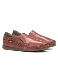 Rode leren instappers met een gestructureerd oppervlak, contrasterende zwarte accenten en decoratieve stiksels langs de randen. Flexible rubberen zool.
