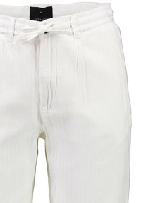 Witte linnen broek met een gestructureerde afwerking, voorzien van een elastische tailleband, een trekkoordsluiting en zijzakken.