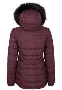 Veste en duvet bordeaux avec capuche détachable en fourrure noire, design matelassé, manches longues et poignets côtelés.