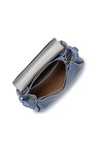Sac en cuir bleu clair avec un dessus argenté. Présente une fermeture éclair et des accents de poignée texturés. L'intérieur est lisse et de couleur tan.