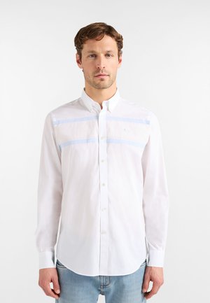 Weißes Hemd mit Knöpfen, hellblauen Streifendetails über der Brust, langen Ärmeln und einem abgerundeten Saum. Weicher Baumwollstoff.