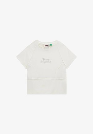 Weißes T-Shirt mit kurzen Ärmeln und Rundhalsausschnitt, das auf der Vorderseite ein strukturiertes Logo "Guess Originals" mit kleinen Strasssteinen verziert zeigt.