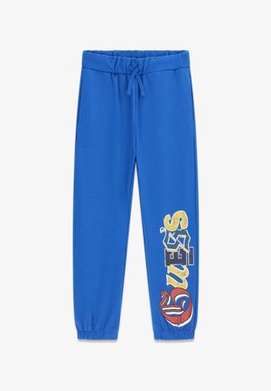 Guess, KIDS TEENS FRENCH TERRY REGULAR PANTS - Pantalon de survêtement - mehrfarbig grundton blau