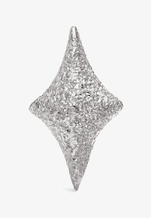 Zilveren geometrisch decoratief object in diamantvorm, met een textuur die licht reflecteert en de metalen afwerking benadrukt.